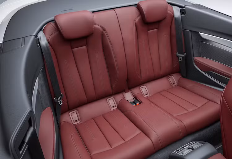 Có độ dài trục cơ sở lớn hơn và ghế gọn hơn, A5 Cabriolet cũng có không gian bên trong nội thất rộng hơn với khoảng đầu gối hàng ghế sau tăng 18 mm và khoảng vai hàng ghế trước tăng 26 mm. Xe cũng được trang bị đầy đủ các hệ thống an toàn chủ động mới nhất như giữ ga tự động với tính năng hỗ trợ khi tắc đường, cảnh báo xe vượt, cảnh báo va chạm, cảnh báo khi rẽ...