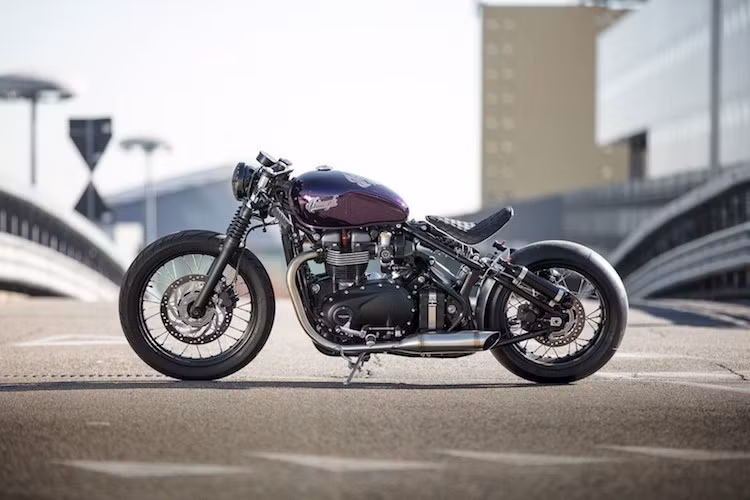 Vốn đã có thiết kế được tối giản hết mức, bản độ Bobber của D&amp;O còn "trần trụi" hơn. Cụm đồng hồ nguyên bản của chiếc xe đã được thay bằng đồng hồ tối giản Chrono Classic từ hãng Motogadget. Nghe có vẻ đơn giản, nhưng việc thay đồng hồ cũng rất khó khăn khi vốn những chiếc Triumph hiện đại đã có hệ thống điện phức tạp, mà dòng Bobber lại có vài bó dây khác với Bobber hay Thruxton.