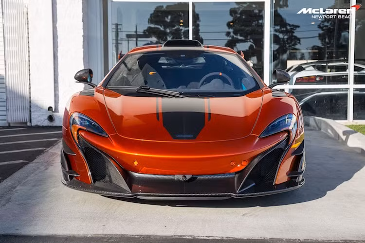 Không chỉ có ngoại hình "chiến" hơn, MSO HS còn được hãng xe McLaren "ép cân" một cách triệt để. Với thân xe bằng sợi carbon, chiếc xe đã nhẹ hơn tới 40 kg so với McLaren 650S.