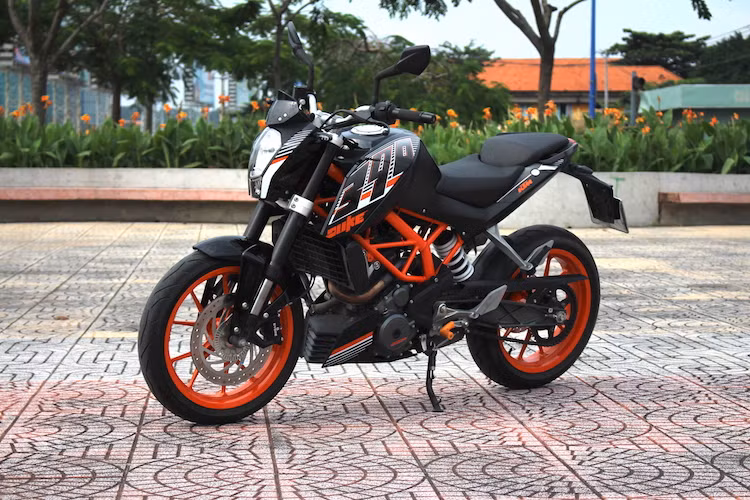 Bên cạnh các phiên bản cùng chung thiết kế nhưng sử dụng động cơ nhỏ hơn là Duke 125 và 200, KTM đã giới thiệu chiếc naked bike tầm trung KTM Duke 390 tại Việt Nam từ năm 2013. Kể từ đó tới nay, chiếc xe đã liên tục được KTM âm thầm nâng cấp, cải tiến và khắc phục các nhược điểm được khách hàng phản ánh.