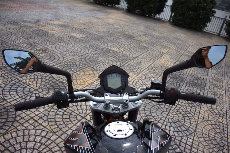 Là một chiếc naked bike cho người mới chơi PKL, KTM đã thiết kế Duke 390 với ghi-đông cao và rộng để đem tới tư thế lái thẳng lưng và thoải mái. Một chi tiết đặc biệt của chiếc xe đó là các ký hiệu trên cùm công tắc có đèn LED chiếu sáng từ bên trong, giúp người dùng dễ dàng nhận biết các nút chức năng trong đêm tối.