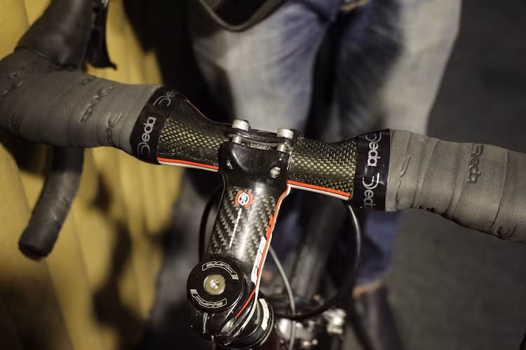 Giống như những mẫu xe đạp đua của nhiều hãng nổi tiếng Thế giới, Việt Bamboo Bike đã lựa chọn cổ cùng ghi-đông bằng sợi carbon FSA OS-99, trong khi cặp tay phanh của xe từ hãng Shimano - Nhật.