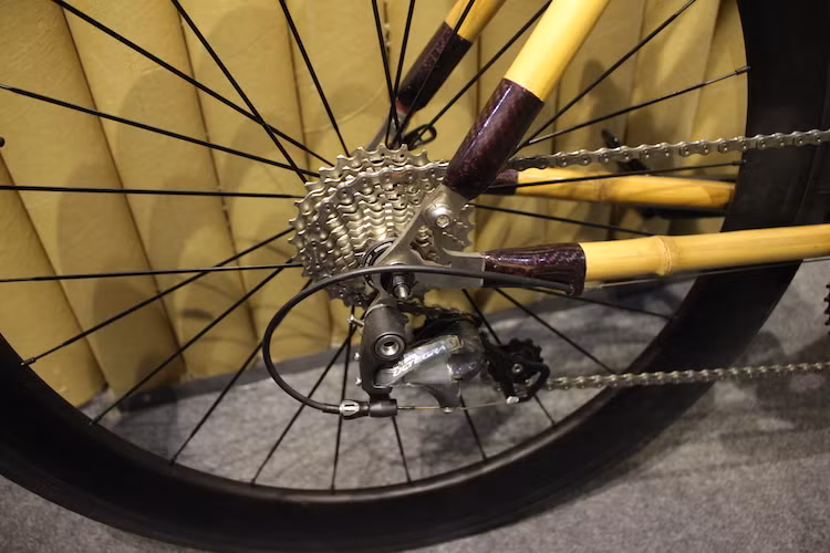 Tương tự như chiếc Bianchi Oltre XR4 Super Record EPS đắt tiền nhất triển lãm, chiếc xe đạp đua của Việt Bamboo Bike cũng có hệ truyền động với 11 tầng líp ở bánh sau và giò đạp 2 đĩa ở phía trước. Toàn bộ hệ truyền động của xe cũng là loại Ultegra của Shimano.