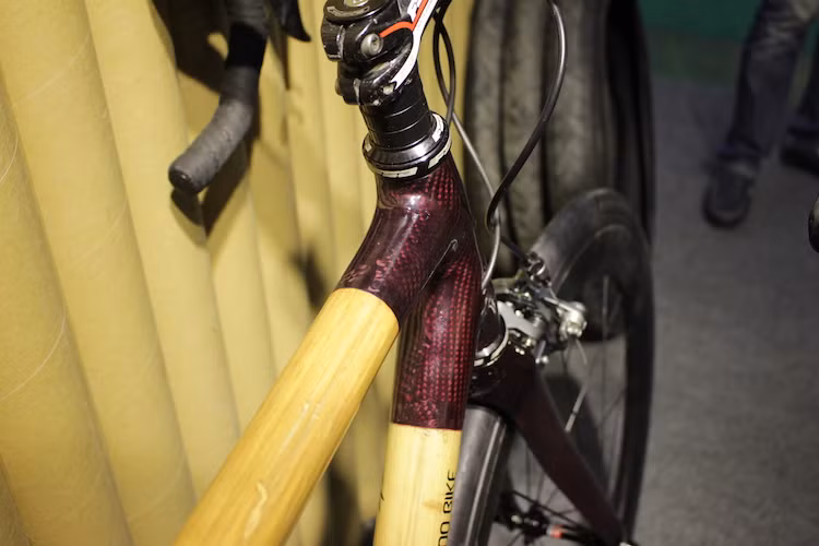 Trên chiếc xe đạp đua khung tre của Việt Bamboo Bike, bộ khung của chiếc xe đã được làm từ những cây tre Việt được xử lý theo quy trình đặc biệt, sau đó nối với nhau bởi các đầu nối bằng sợi carbon thật. Theo đại diện của Việt Bamboo Bike, sau khi được xử lý, vật liệu tre sẽ có trọng lượng nằm giữa khung kim loại truyền thống và khung bằng sợi carbon.