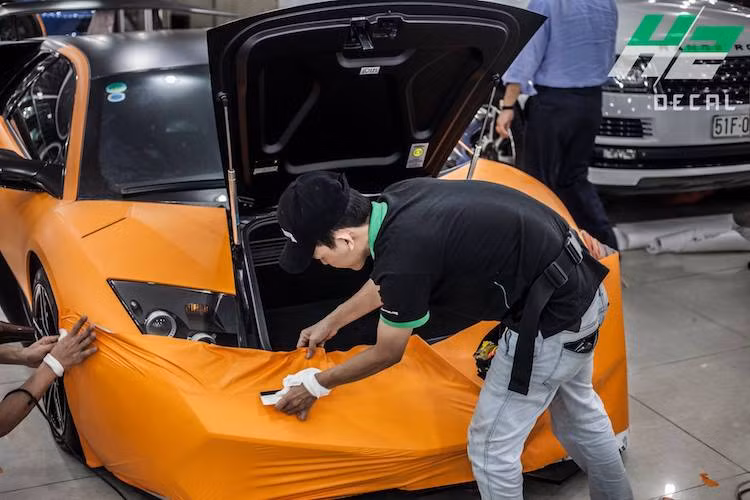 Thay vì màu đen mờ, Lamborghini Murcielago SV đã được khoác lên mình màu cam mờ nổi bật hơn. Đây cũng là một trong những màu sắc đặc trưng của Murcielago SV, chỉ có điều những chiếc Murcielago SV màu cam nguyên bản thường là sắc cam ánh kim và bề mặt bóng.