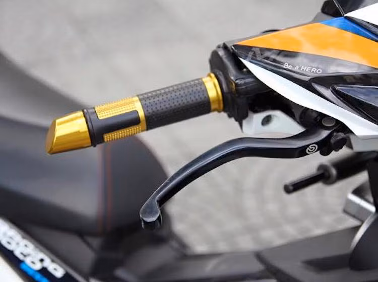 Phía trên tay lái là sự xuất hiện của gù xéo Rizoma, bao tay Rizoma Lux và cần phanh/côn Brembo.
