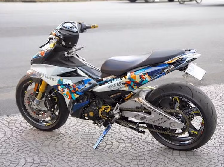 Được biết nhân của chiếc Yamaha Exciter 135 độ cực "khủng" này là một biker khá nổi tiếng trong giới chơi xe và cũng đã từng sở hữu một chiếc Exciter 150 độ "bánh béo" của Yamaha R1. Mặc dù có "xác" là một chiếc Exciter 135 nhưng chiếc xe đã được chủ nhân độ lên dàn vỏ của Exciter 150, đồng thời được dán tem trùm hình khuôn mặt của huyền thoại MotoGP Valentino Rossi.