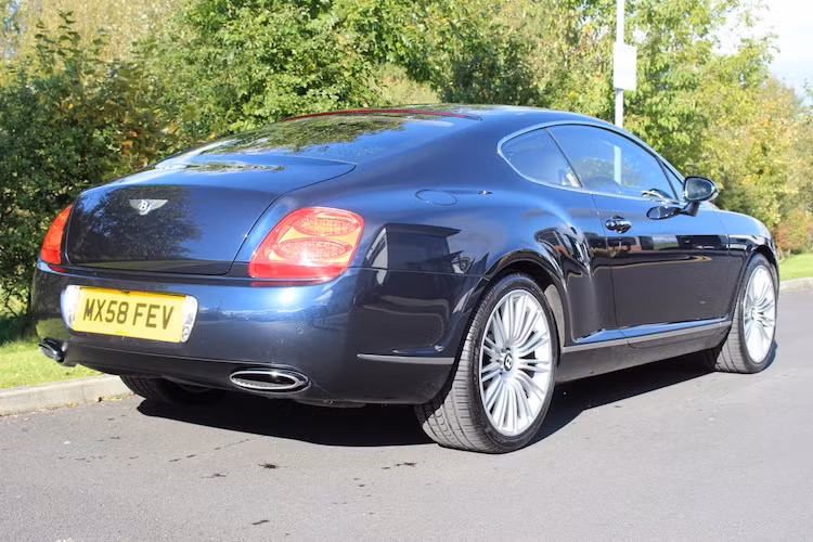 Sắp tới, chiếc Bentley Continental GT Speed của Cristiano Ronaldo sẽ được đấu giá bởi triển lãm rao bán xe cổ NEC Classic Motor Show 2016 tại Anh. Dù có nguồn gốc gắn với người nổi tiếng nhưng chiếc xe vẫn chỉ có giá dự đoán cao nhất là 60.000 Bảng (tương đương 1,64 tỷ đồng).