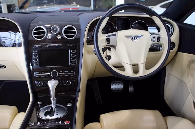 Hiện đã đi được 56.327 km, nhưng chiếc Continental GT Speed vẫn còn đang ở trong tình trạng hoàn hảo từ trong ra ngoài do được bảo trì, bảo dưỡng cẩn thận. Chiếc xe cũng đi kèm với sổ đăng kiểm cùng những giấy tờ có liên quan khác để chứng minh nguồn gốc liên quan tới người nổi tiếng của nó.
