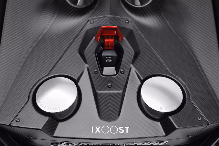 Ngay cả nút nguồn của bộ loa cũng đã được "bê nguyên" từ các dòng Lamborghini như Huracan hay Aventador với thiết kế nắp đậy phong cách máy bay phản lực. Với kích thước D x R x C 125, 65 và 50 cm cùng trọng lượng 53 kg, bộ loa này cũng khá "khủng", tương xứng với vẻ ngoài hầm hố của nó.