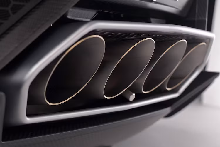 Không chỉ có ngoại hình giống với siêu xe Lamborghini, bộ loa iXOOST ESAVOX còn được chế tạo theo công nghệ tương tự. Bộ khung của loa được sản xuất từ sợi carbon polyme hóa tại nồi hơi áp suất lớn, đồng thời hệ thống ống xả gốc của Lamborghini có vai kiểm soát áp suất âm bass, trong khi một hệ thống giảm xóc đặc biệt có tác dụng hạ chế sự dng của loa.