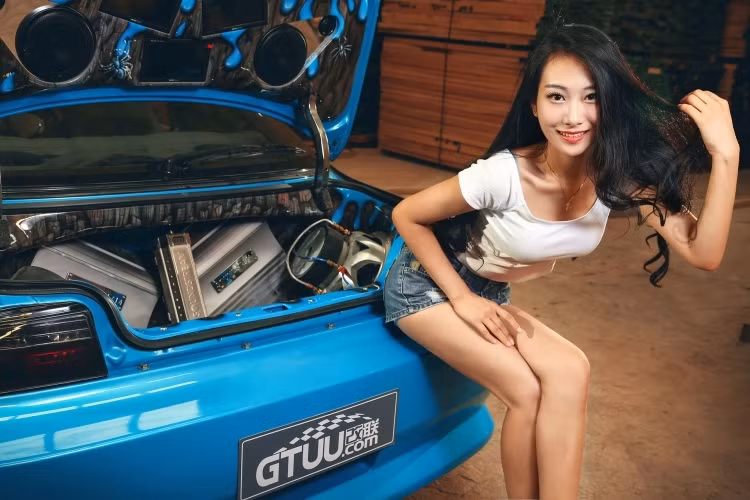 Phần còn lại của hệ thống âm thanh được đặt phía sau khoang hành lý, với toàn bộ không gian được dành cho amplifier và các cục loa sub. Theo phong cách Mỹ, nắp khoang hành lý của xe cũng được lắp đặt các màn hình.