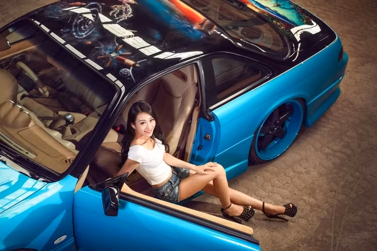 Không chỉ có dàn đầu nâng cấp, chiếc xe còn được trang bị full gói bodykit thể thao cùng mâm độ đặc biệt với lòng sâu. Ngoài ra, không thể không kể tới nước sơn 2 tông màu, trong đó phần mui xe màu đen đồng thời là "bản vẽ" cho những họa tiết airbrush ấn tượng.