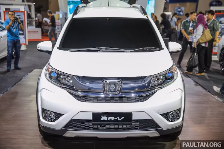 Giống như những mẫu xe hiện đại của Honda, BR-V sở hữu phần đầu ấn tượng với 2 đèn pha sắc sảo cùng lưới tản nhiệt mạ chrome dày, bóng loáng với logo chữ H lớn ở chính giữa.