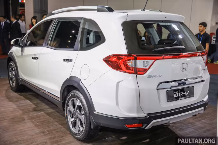 Dù được Honda cho là một chiếc crossover 7 chỗ nhưng BR-V chỉ có khoảng sáng gầm hơn 200 mm. Cặp đèn hậu của xe có một thanh nẹp cùng màu nằm nối liền, đem tới cảm giác thân xe rộng hơn so với thực tế. Tay nắm khoang hành lý của chiếc xe cũng được mạ chrome, khiến chiếc MPV cỡ nhỏ này trông cao cấp hơn so với mức giá dự đoán "phải chăng" của nó.