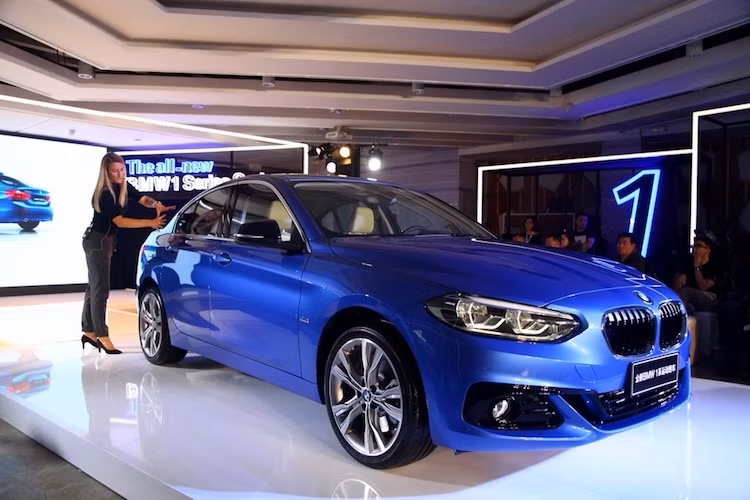 Có kiểu dáng lấy cảm hứng từ mẫu xe ý tưởng Concept Compact Sedan tại triển lãm ôtô Quảng Châu vào năm ngoái, BMW 1 Series Sedan sở hữu chiều dài 4,4 mét, rộng 1,8 mét và cao 1,446 mét. Với trục cơ sở dài 2,67 mét, chiếc xe ngắn hơn khoảng 20 mm so với chiếc 1 Series Hatchback hiện nay.