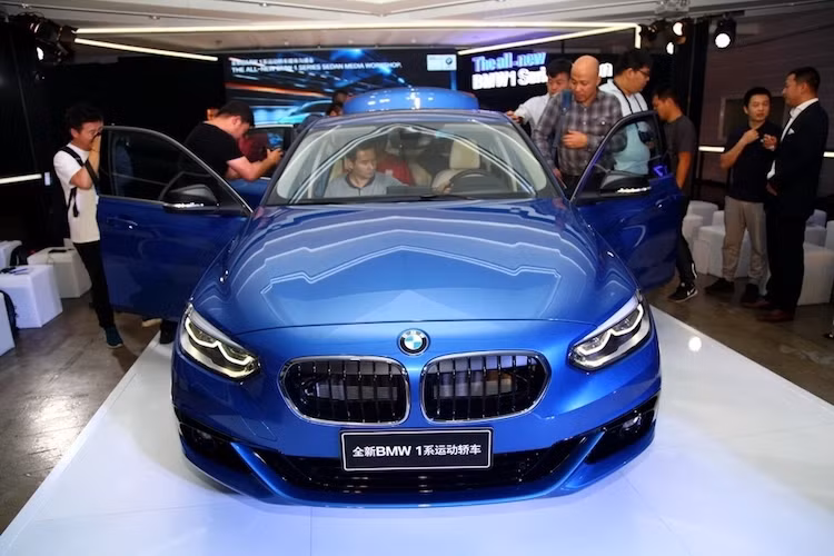 Tại triển lãm ôtô Quảng Châu đang được tổ chức tại Trung Quốc, dòng sedan cỡ nhỏ BMW 1 Series Sedan đã chính thức được ra mắt, sau khi BMW đã "hé lộ" về chiếc xe từ tháng 7 năm nay. Đây là mẫu sedan hạng C với giá rẻ nhất trong dòng sản phẩm của BMW, được tạo ra nhằm hướng tới đối thủ chính là Audi A3 Sedan.