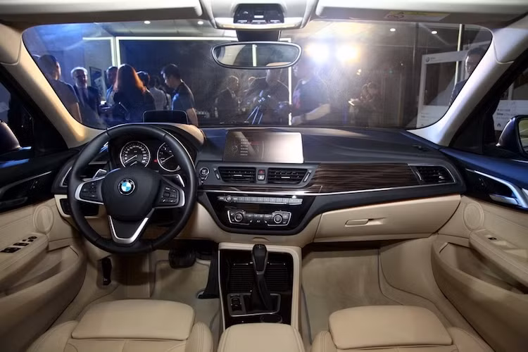 Dù là dòng xe có giá rẻ nhất của BMW nhưng 1 Series Sedan được tích hợp khá đầy đủ các tính năng cao cấp trên phiên bản đắt tiền nhất, có thể kể tới như tay láy đa chức năng, màn hình hiển thị trên kính, hệ thống thông tin giải trí iDrive của BMW với màn hình 8,8 inch...