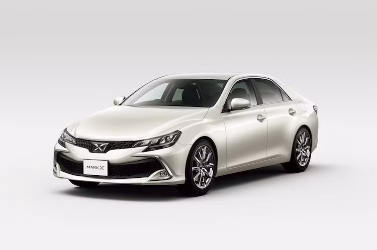 Mới đây nhất, hãng xe Toyota đã vừa công bố phiên bản Mark X 2017 nâng cấp giữa vòng đời tại thị trường Nhật Bản. So với phiên bản cũ và Camry, Mark X 2017 trông thể thao, hiện đại và ấn tượng hơn nhiều nhờ có phần đầu với cản trước mới, có hốc hút gió rộng cùng những đèn pha LED đầy sắc sảo.