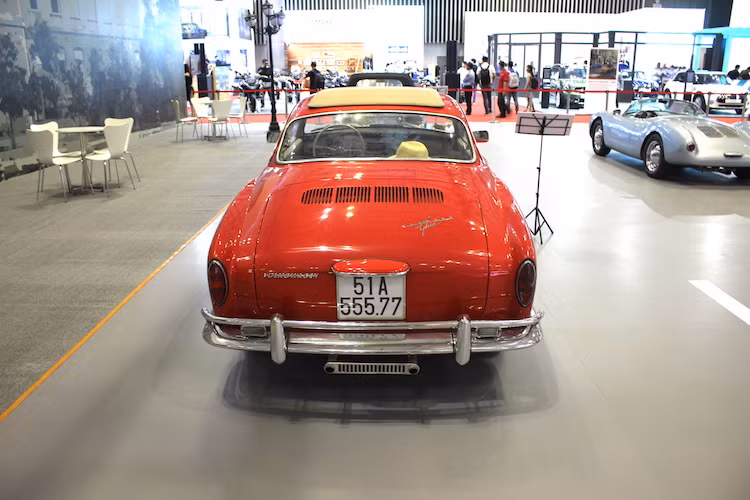 Dựa trên chassis của Beetle nhưng có chiều dài kéo dài thêm 30 cm, Karmann Ghia cũng có cách bố trí động cơ đặt sau, dẫn động cầu sau giống như Beetle. Phiên bản đầu tiên của chiếc xe có động cơ 4 xi-lanh nằm ngang với dung tích xi-lanh 1192 cc, tạo ra công suất tối đa 34 mã lực.
