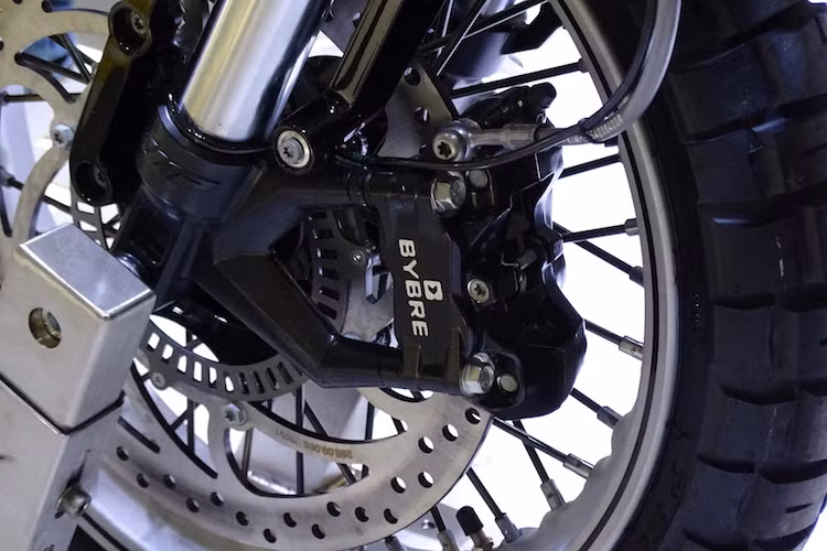 Là công ty con của KTM, Vitpilen đã được thiết kế dựa trên nền tảng của chiếc KTM Duke 390 quen thuộc. Chính vì vậy chiếc xe đã có cặp phuộc USD của WP cùng phanh đĩa Bybre "y chang" Duke 390. Tuy nhiên, thay vì mâm đúc, Husqvarna đã lựa chọn bánh căm 17 inch cho Vitpilen.