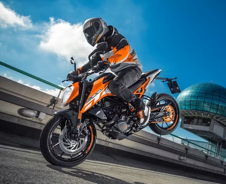 Tương tự KTM Duke 250, phiên bản 125 và 200 đời 2017 của dòng xe cũng sẽ không có đầy đủ "option" như bản 390 2017. Giá bán Duke 250 2017 hiện chưa được KTM công bố.