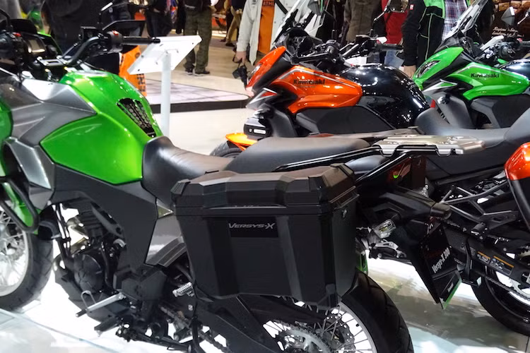 Kawasaki sẽ đưa ra cho Versys-X 300 tới 2 phiên bản phụ kiện khác nhau. Phiên bản Versys-X 300 Urban sẽ có miếng dán bình xăng, bảo vệ tay nắm, chân chống giữa và thùng đồ phía sau 30 lít. Trong khi đó chiếc Versys-X 300 với gói phụ kiện Adventure sẽ có thêm 2 thùng đồ 17 lít ở hai bên và khung bảo vệ động cơ.