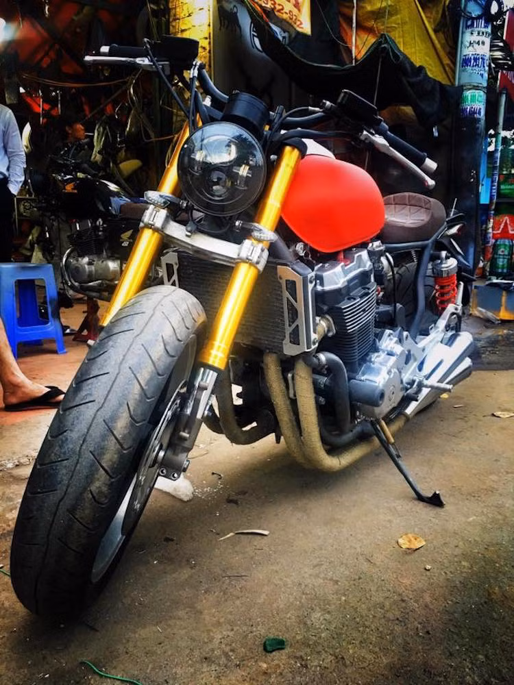 Với bản độ này, Tự Thanh Đa đã hướng tới phong cách naked bike truyền thống cho X4, với một chút "chất" thể thao" của cafe racer. Bắt đầu từ phía trước, toàn bộ dàn đầu đã được xưởng độ này thay thế bằng cặp phuộc USD kèm chảng ba to bản từ một mẫu sportbike phân khối lớn khác, trong khi đèn pha xe được rút gọn nhờ bộ đèn Daymaker tương tự các dòng Harley-Davidson CVO.