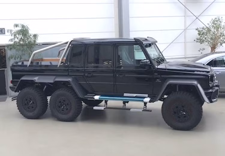 Tuy nhiên so với tiêu chuẩn thường thấy của hãng, chiếc G63 AMG 6x6 có thiết kế bên ngoài không nhiều thay đổi, khi Brabus vẫn gần như giữ nguyên kiểu dáng cực "ngầu" cho xe.