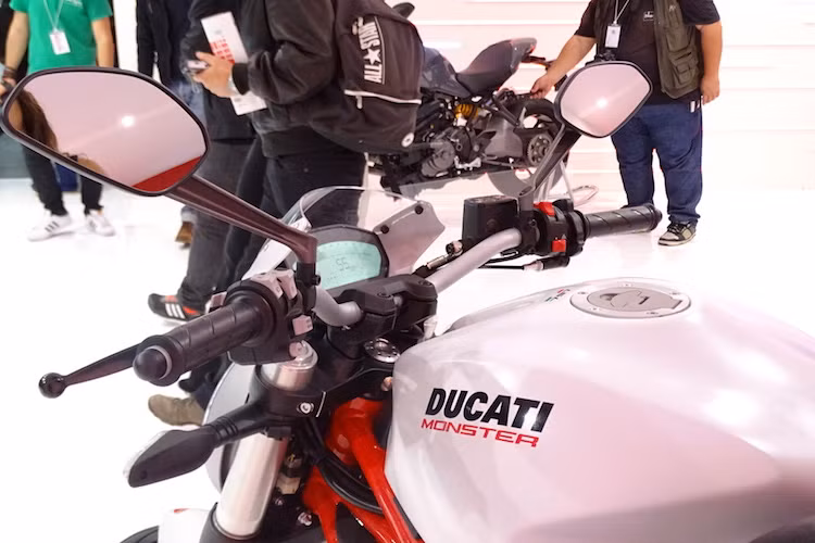 Có giá rẻ nên Monster 797 không được trang bị hệ thống điều khiển lực kéo. Tuy nhiên xe vẫn có phanh ABS trước sau sử dụng module Bosch 9.1MP và đặc biệt là sự xuất hiện của cổng USB cùng hệ thống kết nối điện thoại Ducati Multimedia System qua Bluetooth.