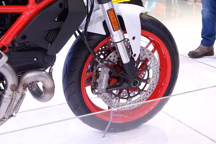 Thay vì mâm 3 cánh, Monster 797 mới đã sử dụng mâm 5 cánh kép quen thuộc của phiên bản Monster 821 hay Panigale 959 hiện nay, kèm lốp 120/70/17. Xe có phuộc trước USD 43 mm của KYB, kết hợp với hệ thống phanh đĩa kép với heo M4.32 cao cấp giống nhiều dòng xe Ducati khác.