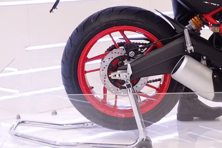 Ở phía sau, Monster 797 sử dụng phuộc monoshock của Sachs và gắp đôi bằng hợp kim hàn. Bánh sau của xe có lốp 180/55/17, cả 2 bánh đều sử dụng lốp Pirelli Diablo Rosso II như trên Ducati 959.
