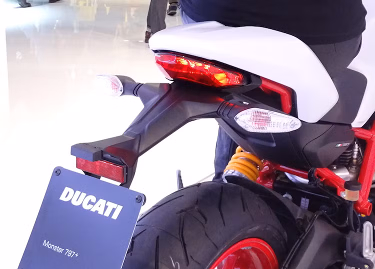 Ở phía sau, chiếc xe cũng có đèn hậu LED mới. Vốn có yên đôi nhưng với tùy chọn ốp yên phía sau, Monster 797 có thể trở thành một chiếc xe với yên solo một cách dễ dàng. Chiều cao yên của xe tính từ mặt đất là 805 mm - tương đối hợp với đa số tay lái.