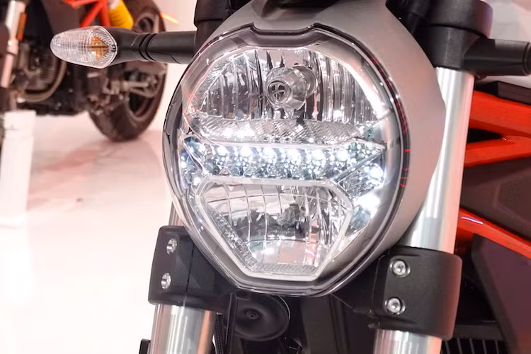 Vẫn giữ lại gần như hoàn toàn thiết kế quen thuộc của Monster 795, tuy nhiên Monster 797 đã có một số điểm nâng cấp nhỏ để khiến chiếc xe hiện đại hơn. Trong đó, phần đầu đặc trưng của dòng Monster đã được trang bị một dải LED chiếu sáng ban ngày.