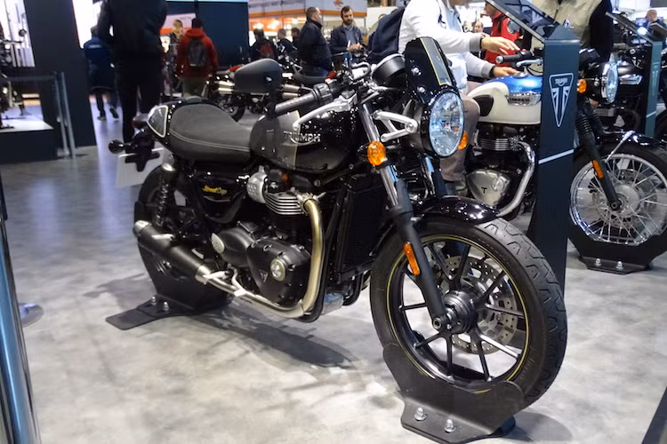 Được ra mắt chính thức tại triển lãm Intermot cách đây vài tháng, Triumph Street Cup đã "tái xuất hiện" ở triển lãm xe máy lớn nhất Thế giới EICMA 2016. Đây là phiên bản cafe racer của dòng xe giá rẻ Street Twin được Triumph ra mắt cách đây đúng 1 năm, tại triển lãm EICMA 2016.