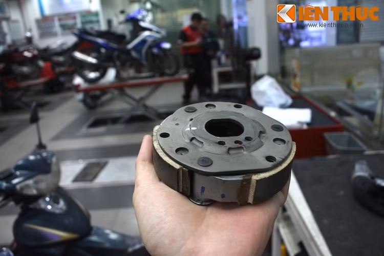 Ngoài ra, những xe có số khung từ RLCSE7610EY001001 tới RLCSE7610EY085150 sẽ được thay thêm lót cao su giảm xóc sau và RLCSE7610EY001001 tới RLCSE7610EY092453 được thay bộ guốc ly hợp. Lót cao su cũ của xe có khả năng lão hóa nhanh, dẫn tới tình trạng rung khi xe chạy. Trong khi đó, lỗi guốc ly hợp khiến Grande bị giật và có tiếng kêu khó chịu khi lên ga, hoặc hụt ga khi tăng tốc.