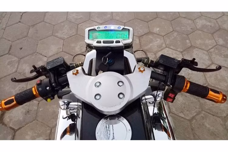 Dù là "bản nhái" từ Trung Quốc nhưng chiếc xe này được làm khá tinh xảo, khi cũng sở hữu hệ thống lái gián tiếp ở bánh trước. Tư thế ngồi của chiếc xe cũng "nằm bò" như Tomahawk thật với cặp tay lái clip-on và bàn để chân lùi về phía sau xe. Đồng hồ công-tơ-mét của chiếc Tomahawk nhái này có dạng giống đồng hồ Vapor thường được giới độ xe sử dụng.
