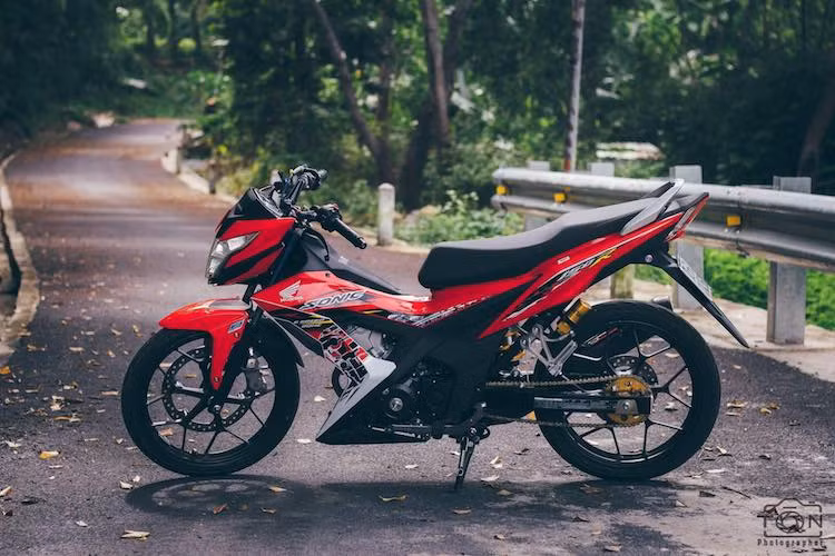 Với sức hút của mình, đương nhiên Honda Sonic 150 R sẽ nhận được sự quan tâm của những người chơi xe. Là chủ nhân của một chiếc Sonic 150R, một biker tại Việt Nam đã giữ nguyên thiết kế bên ngoài của chiếc xe nhưng trang bị cho nó nhiều phụ tùng nâng cấp có tên tuổi, giúp nó có thể đem lại cảm giác điều khiển tốt hơn.