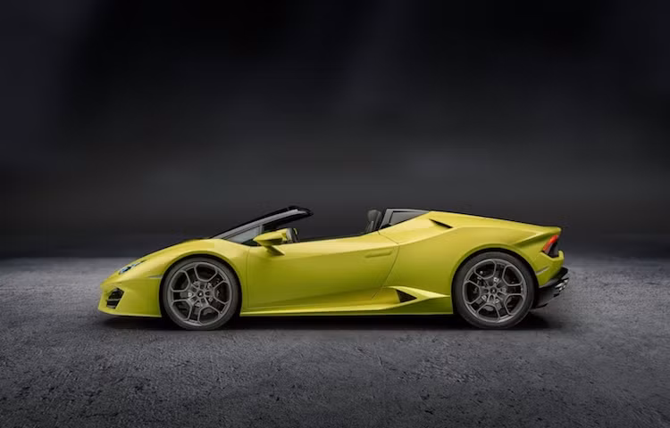 Huracan Spyder cầu sau vẫn được trang bị động cơ 5,2 lít V10 như bản LP610-4, nhưng có công suất được giảm xuống một chút với 580 mã lực/540 Nm, vẫn đi kèm hộp số ly hợp kép 7 cấp. Tuy nhiên, thay vì hệ dẫn động 4 bánh, chiếc xe đã được ngắt cầu trước để giảm trọng lượng. Do không có cầu trước, chiếc xe sở hữu tỷ lệ phân phối trọng lượng trước/sau là 40/60.