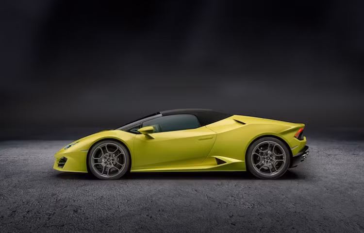 Đương nhiên, điểm khác biệt lớn nhất của chiếc xe đó là bộ mui cứng trên siêu xe Huracan LP580-2. Bộ mui của xe hoạt động bằng điện-thuỷ lực, có khả năng đóng mở chỉ trong 17 giây ở tốc độ dưới 50 km/h. thường đã được thay bằng mui xếp mềm.