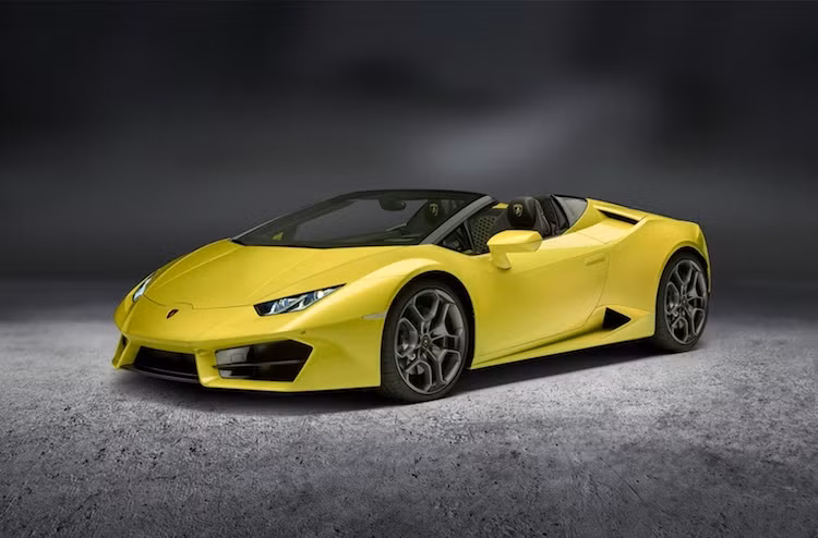 Tại triển lãm Los Angeles, thêm một phiên bản siêu xe mui trần nữa là Lamborghini Huracan Spyder đã được Lamborghini chính thức ra mắt. Thay vì cách đặt tên quen thuộc của Lamborghini, phiên bản này đã được hãng gọi bằng cái tên đơn giản nhưng rất dài là Lamborghini Huracan Spyder dẫn động cầu sau (Huracan rear-wheel drive Spyder).