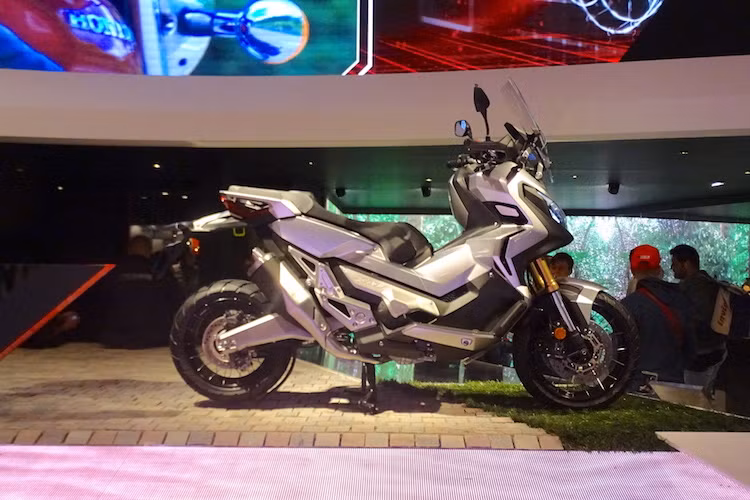 Những mảng thân xe vuông vức, góc cạnh khiến cho X-ADV trông cực "ngầu" và khỏe khoắn khi nhìn từ phía hai bên thân xe. Với màu sơn bạc, chiếc xe trông như vừa "tới từ tương lai". Tuy nhiên, trọng lượng của X-ADV khá nặng, lên tới 238 kg.