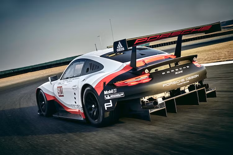 Với tham vọng chiến thắng mọi giải đua vào năm sau, Porsche sẽ bắt đầu sử dụng 911 RSR 2017 kể từ giải Rolex 24 tại Daytona, Mỹ vào tháng 1 năm sau. Tuy nhiên theo Porsche, các phiên bản 911 dân dụng trong tương lai sẽ vẫn tiếp tục sử dụng động cơ đặt sau thay vì đặt giữa như 911 RSR.