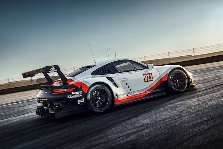 Trước sức ép từ các đối thủ, Porsche đã phải nhanh chóng phát triển thế hệ 911 RSR mới, với thân xe vẫn dựa trên hình dáng của chiếc 911 991 nhưng hoàn toàn mới ở bên trong. Phiên bản 911 RSR 2017 mới nhất đã chính thức được Porsche "trình làng" tại triển lãm Los Angeles.