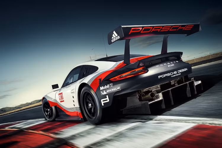 Để tối ưu hóa khả năng khí động học của thân xe, Porsche đã trang bị cho 911 RSR nhiều chi tiết khí động "khủng" như cánh đuôi lớn treo ngược và một cánh khuếch tán không khí siêu lớn ở bên dưới gầm. 100% các chi tiết trên thân của 911 RSR được làm từ sợi carbon, đồng thời có khả năng tháo lắp nhanh bằng chốt để có thể dễ dàng thay thế khi hư hỏng.