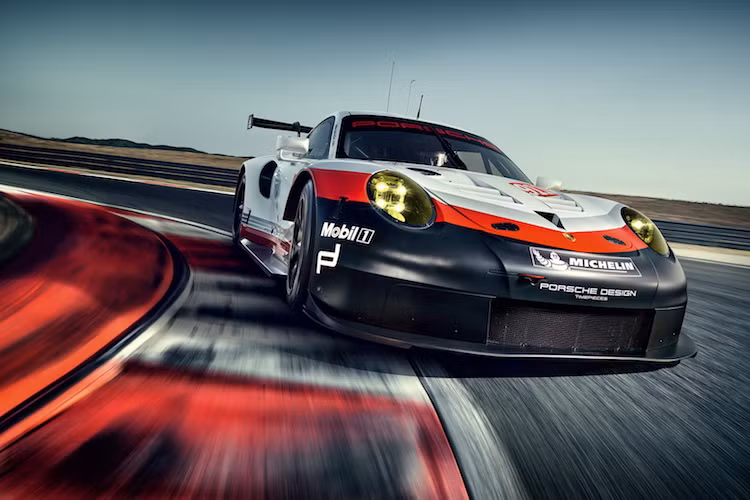  Porsche 911 RSR 2017 là phiên bản mới nhất của series xe đua 911 RSR đã được Porsche sản xuất trong hàng chục năm qua. Những chiếc 911 RSR được thiết kế nhằm tham gia vào các thể thức đua GT trên Thế giới do Liên đoàn đua xe hơi Quốc tế (FIA) quy định. Vào năm 2013, chỉ sau khi Porsche công bố thế hệ 911 mới với tên mã 991, 911 RSR thế hệ hiện tại đã nhanh chóng được hãng tung ra và thi đấu trên đường đua.