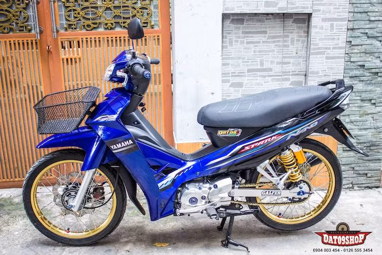 Toàn bộ thân xe đã được sơn lại màu xanh GP truyền thống của Yamaha, sau đó dán tem của phiên bản Spark Nano được bán tại Thái Lan để tạo nét nổi bật và độc đáo riêng cho chiếc xe, thay vì dùng tem Sirius Việt Nam.