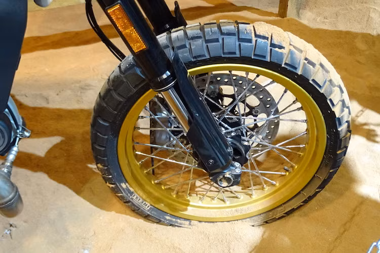 Trên phiên bản này, phuộc trước của xe đã được nâng cấp lên loại KYB với đường kính lên tới 46 mm và khoảng hành trình dài, giúp Scrambler Desert Sled có thể dễ dàng vượt qua các địa hình khó hay chịu được những cú nhảy. Hệ thống phanh của xe được giữ nguyên, tuy nhiên vành nan phía trước đã được nâng đường kính lên 19 inch.