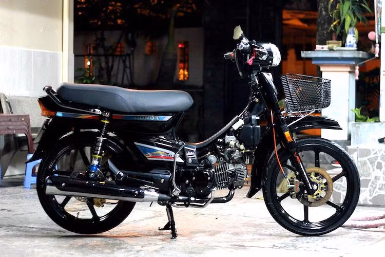 Trong khi ở khu vực miền Bắc, những người chơi xe Honda Dream II Thái Lan thường ddược người chơi độ theo tiêu chí "về zin" thì ngược lại, các biker miền Nam lại thường độ chiếc xe theo phong cách kiểng. Với phong cách này, chiếc Dream vốn có kiểu dáng nhã nhặn đã trở nên thể thao và trẻ trung, hiện đại hơn.