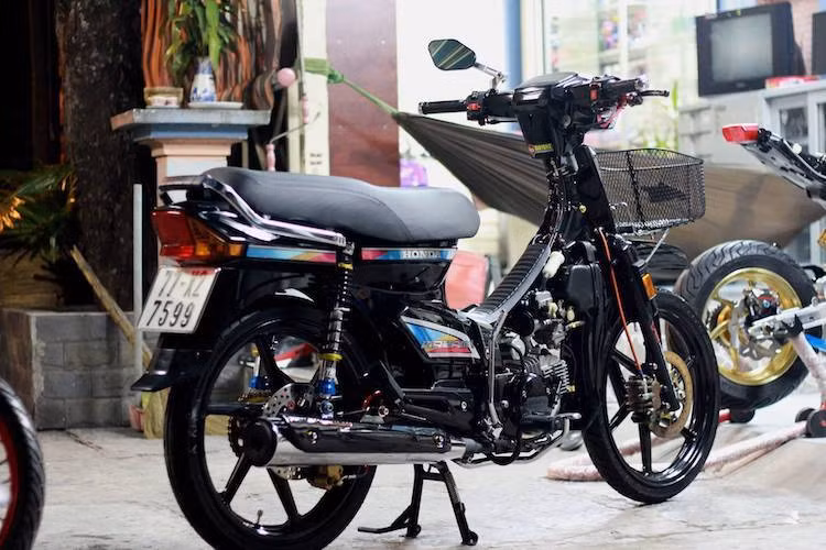 Giữa một "rừng" các bản độ Dream kiểng tại Việt Nam, chỉ bằng cách phối toàn bộ chiếc xe với màu sơn đen và các đồ chơi hấp dẫn, chủ nhân của chiếc Dream này đã tạo ấn tượng mạnh mẽ và cực "ngầu" cho chiếc xe.